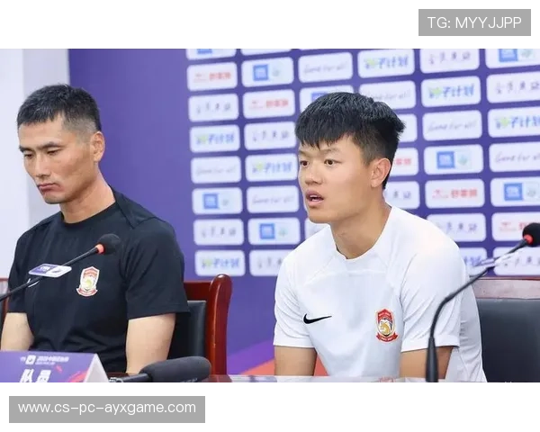 上海海港杨希一对一防守完胜，硬生生把对手挤出边线